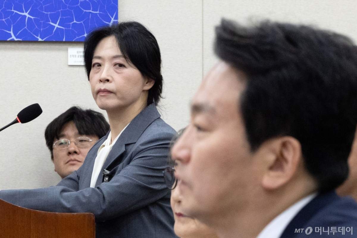 (서울=뉴스1) 이승배 기자 = 송명희 KBS 기자가 23일 서울 여의도 국회에서 열린 과학기술정보방송통신위원회 한국방송공사 등에 대한 국정감사에 참고인으로 출석해 박장범 KBS 사장의 답변을 듣고 있다. 2025.10.23/뉴스1  Copyright © 뉴스1. All rights reserved. 무단 전재 및 재배포,  AI학습 이용 금지. /사진=(서울=뉴스1) 이승배 기자