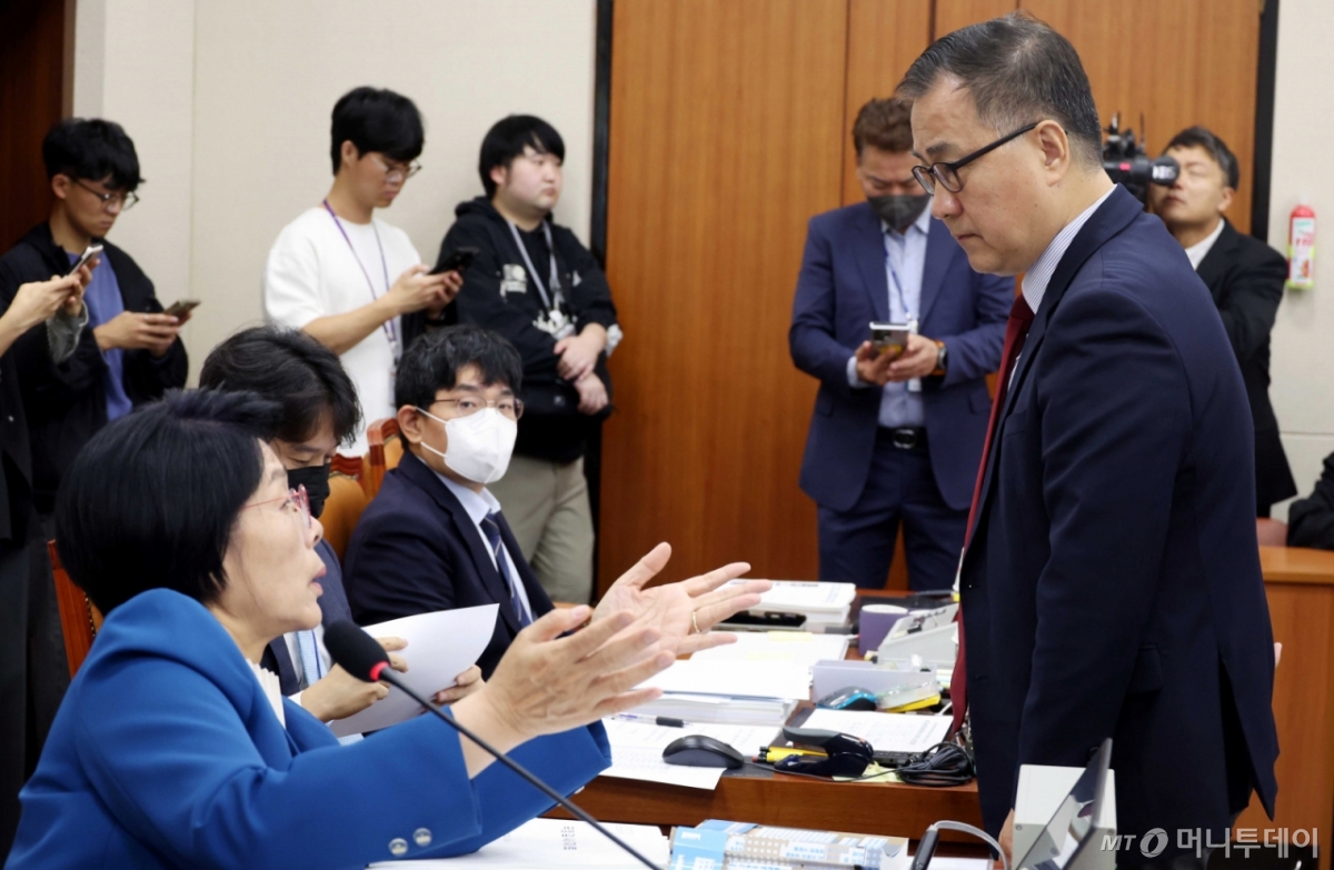 [서울=뉴시스] 조성봉 기자 = 최민희 국회 과방위원장이 23일 오전 서울 여의도 국회에서 열린 과학기술정보방송통신위원회 국정감사에서 최형두 국민의힘 간사와 대화를 하고 있다. 2025.10.23. suncho21@newsis.com /사진=조성봉