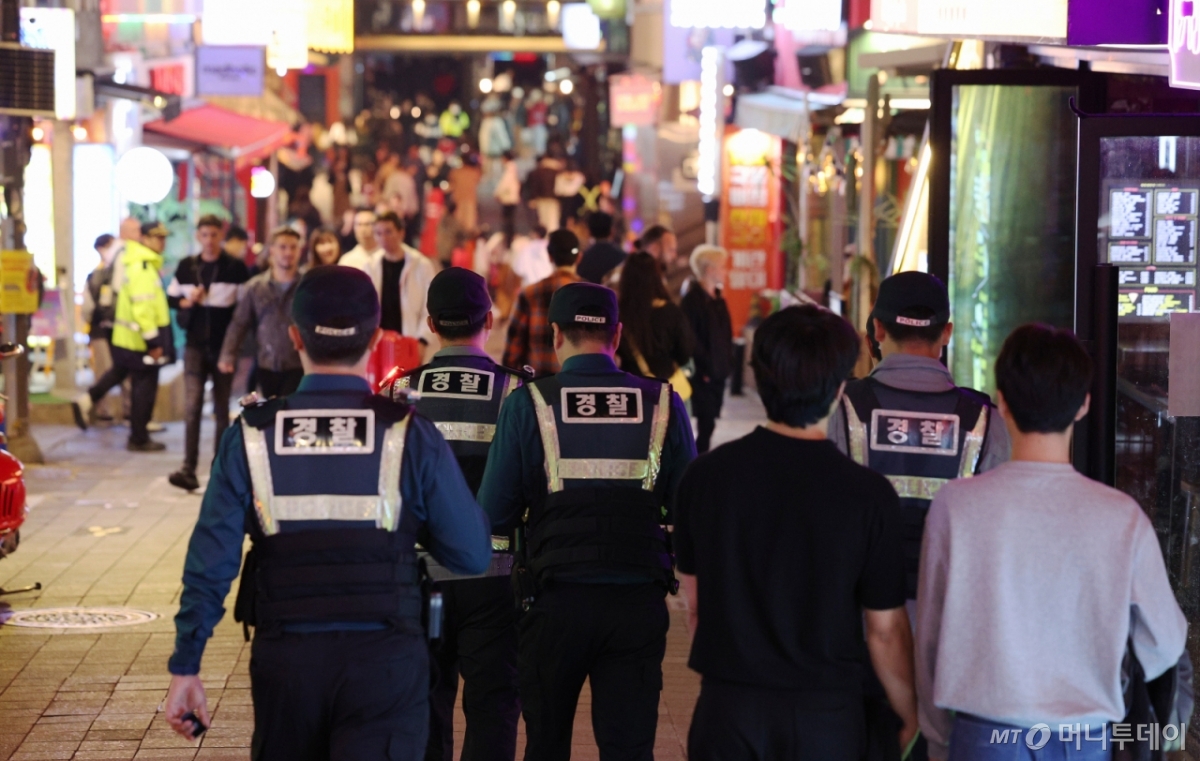 (서울=뉴스1) 장수영 기자 = 핼러윈데이인 31일 서울 용산구 이태원 일대에서 경찰관들이 인파 관리를 위해 순찰을 하고 있다. 2024.10.31/뉴스1  Copyright © 뉴스1. All rights reserved. 무단 전재 및 재배포,  AI학습 이용 금지. /사진=(서울=뉴스1) 장수영 기자