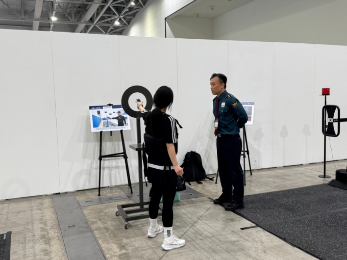 23일 오전 한 경찰 지망생이 방아쇠당기기 체험을 하는 모습./사진=최문혁 기자.