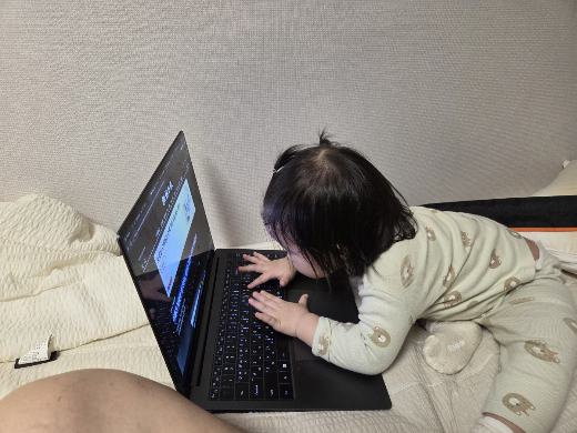 아기와 함께 있으면서 노트북으로 뭔가를 한다는 건 불가능에 가깝다. 아빠의 밥벌이 도구도 아이에겐 그저 신기한 장난감에 불과하다. /사진=최우영 기자