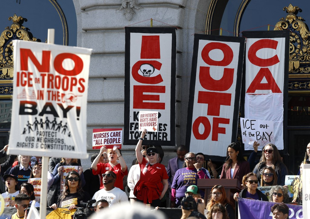 23일(현지시간) 미국 캘리포니아주 샌프란시스코 시청 밖에서 시위대가 이민세관단속국(ICE)의 붑법 이민자 단속 반대 시위에서 피켓을 들고 있다./AFPBBNews=뉴스1