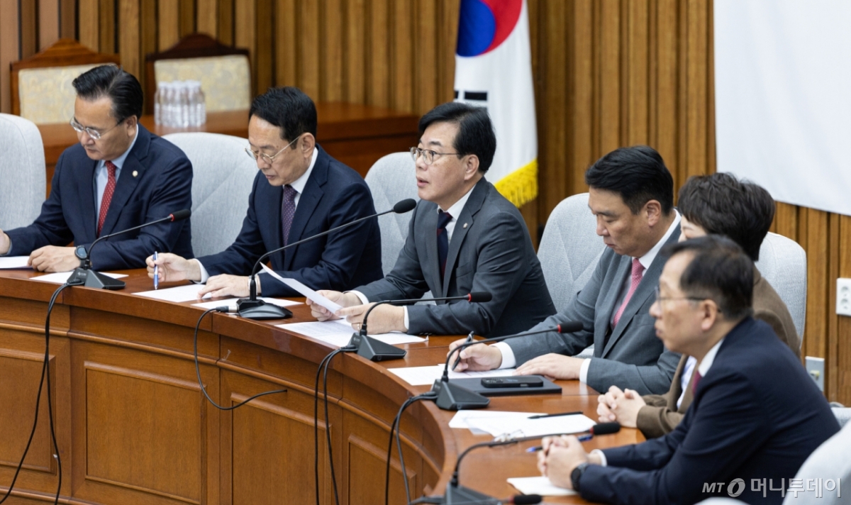 (서울=뉴스1) 이승배 기자 = 송언석 국민의힘 원내대표가 24일 서울 여의도 국회에서 열린 국정감사 대책회의에서 모두발언하고 있다. 2025.10.24/뉴스1  Copyright © 뉴스1. All rights reserved. 무단 전재 및 재배포,  AI학습 이용 금지. /사진=(서울=뉴스1) 이승배 기자