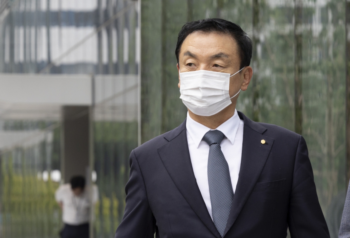 권오수 전 도이치모터스 회장이 지난 8월3일 오전 서울 종로구 광화문KT 건물에 마련된 김건희 여사 관련 의혹들을 수사하는 민중기 특별검사팀 사무실을 나서고 있다. /사진=뉴시스