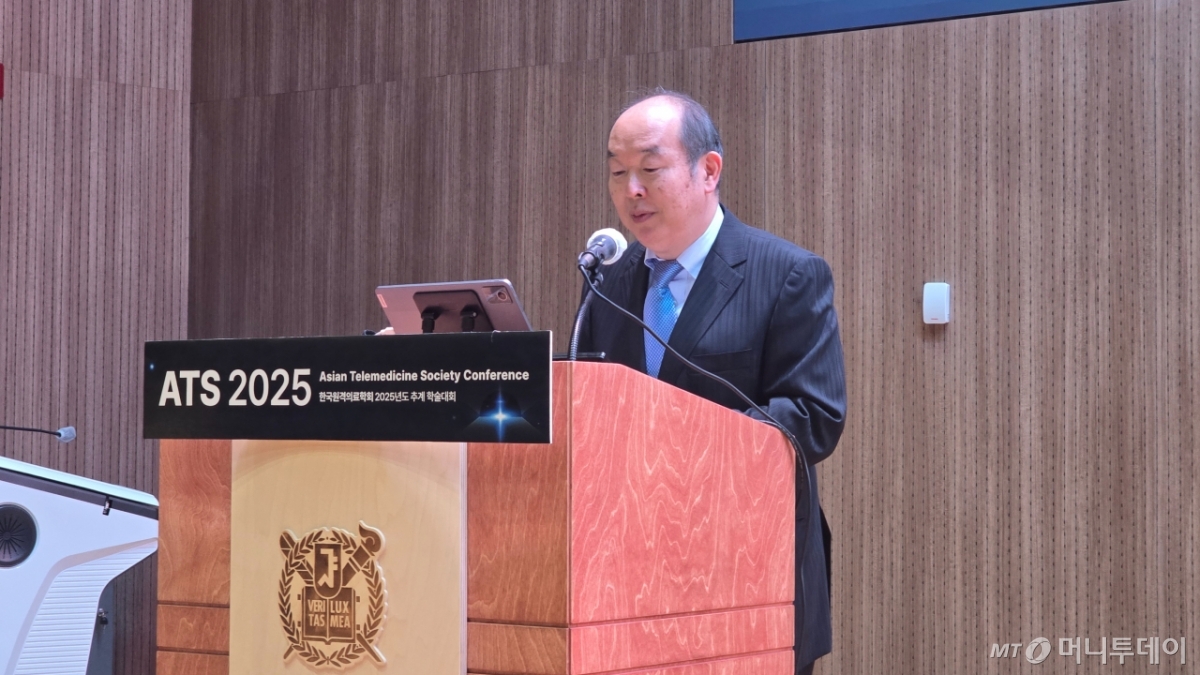 난가쿠 마사오미 도쿄대 의대 교수가 24일 서울 종로구 서울대학교 의과대학에서 열린 '한국원격의료학회 추계학술대회'에서 발표하고 있다. /사진=홍효진 기자