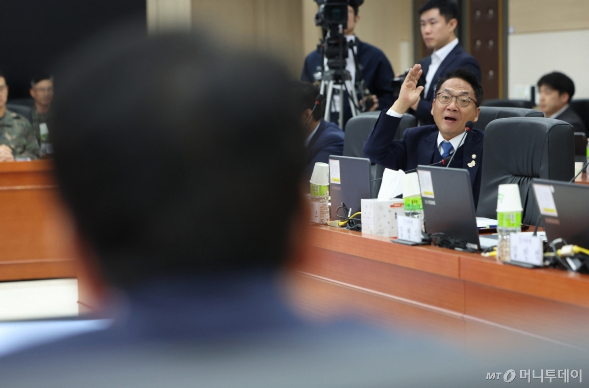 박선원 더불어민주당 의원이 지난 10월21일 용인시 지상작전사령부에서 열린 국회 국방위원회 국정감사에서 성일종 위원장에게 항의하고 있다. / 사진=뉴시스