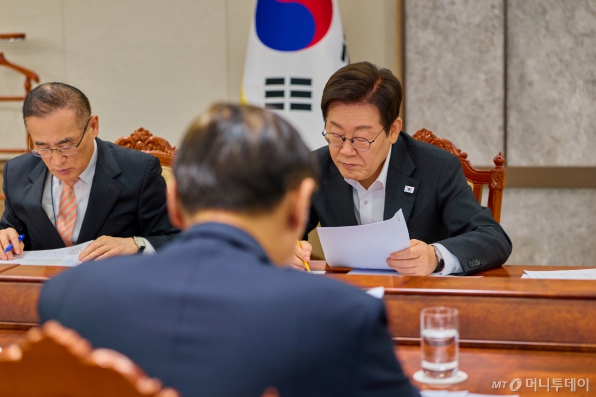 (서울=뉴스1) 이재명 기자 = 이재명 대통령이 지난 23일 서울 용산 대통령실 청사에서 열린 초국가범죄 대응 관계장관 회의에서 자료를 살펴보고 있다.?(대통령실 제공. 재판매 및 DB 금지) 2025.10.24/뉴스1 Copyright © 뉴스1. All rights reserved. 무단 전재 및 재배포, AI학습 이용 금지. /사진=(서울=뉴스1) 이재명 기자