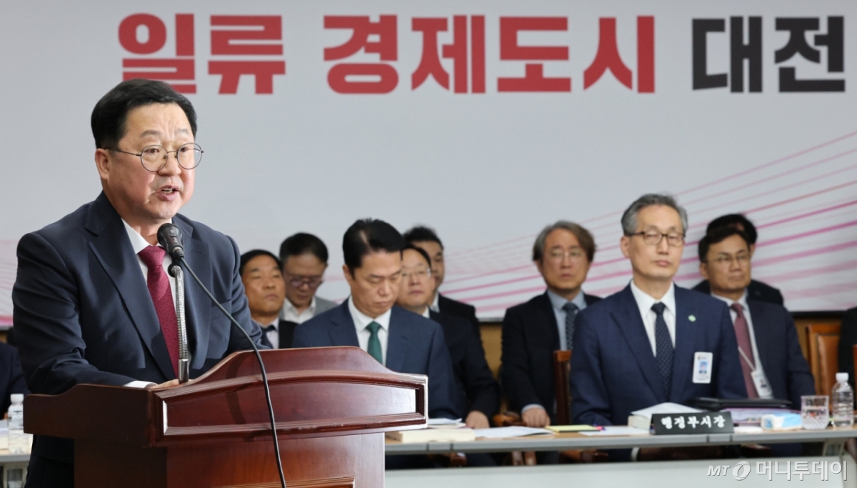 (대전=뉴스1) 김기태 기자 = 이장우 대전시장이 24일 오전 대전시청에서 열린 국회 행정안전위원회 대전시 국정감사에서 인사말을 하고 있다. 2025.10.24/뉴스1  Copyright © 뉴스1. All rights reserved. 무단 전재 및 재배포,  AI학습 이용 금지. /사진=(대전=뉴스1) 김기태 기자