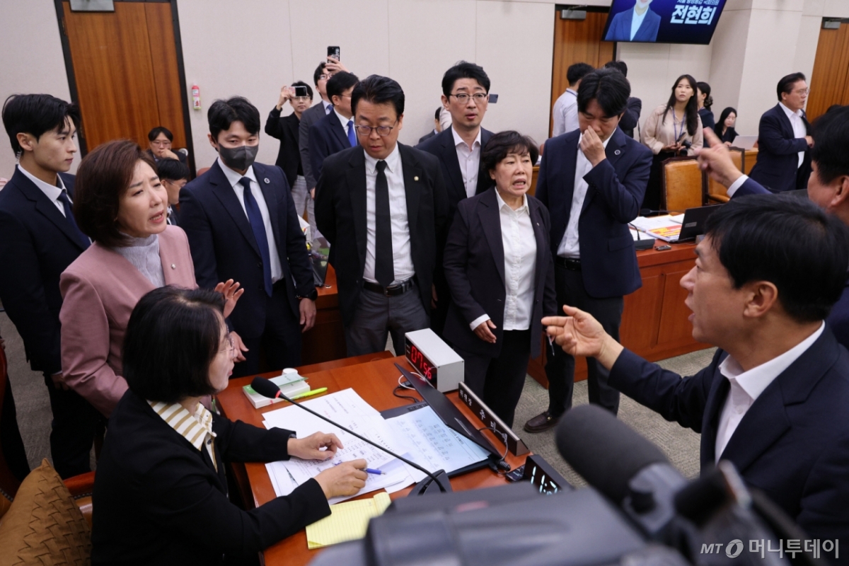 (서울=뉴스1) 신웅수 기자 = 나경원 국민의힘 의원이 22일 서울 여의도 국회 법제사법위원회에서 열린 검찰개혁 입법청문회에서 퇴장 명령을 한 추미애 위원장에게 항의하고 있다. 2025.9.22/뉴스1 Copyright © 뉴스1. All rights reserved. 무단 전재 및 재배포, AI학습 이용 금지. /사진=(서울=뉴스1) 신웅수 기자