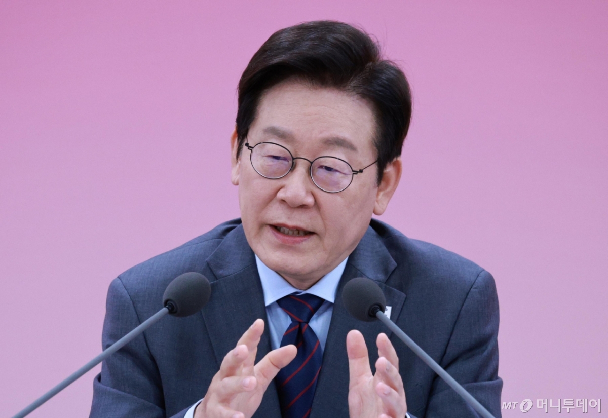 [대구=뉴시스] 고범준 기자 = 이재명 대통령이 24일 대구광역시 북구 엑스코에서 열린 '대구의 마음을 듣다' 타운홀 미팅에서 발언하고 있다. 2025.10.24. bjko@newsis.com /사진=고범준