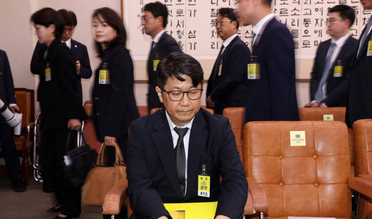 문지석 광주지검 부장검사가 지난 23일 오전 서울 여의도 국회 법제사법위원회에서 열린 서울고등검찰청-서울중앙지방검찰청 등에 대한 국정감사가 중지된 후 이동하는 검사들을 뒤로한 채 자리에 앉아 있다. /사진=뉴시스