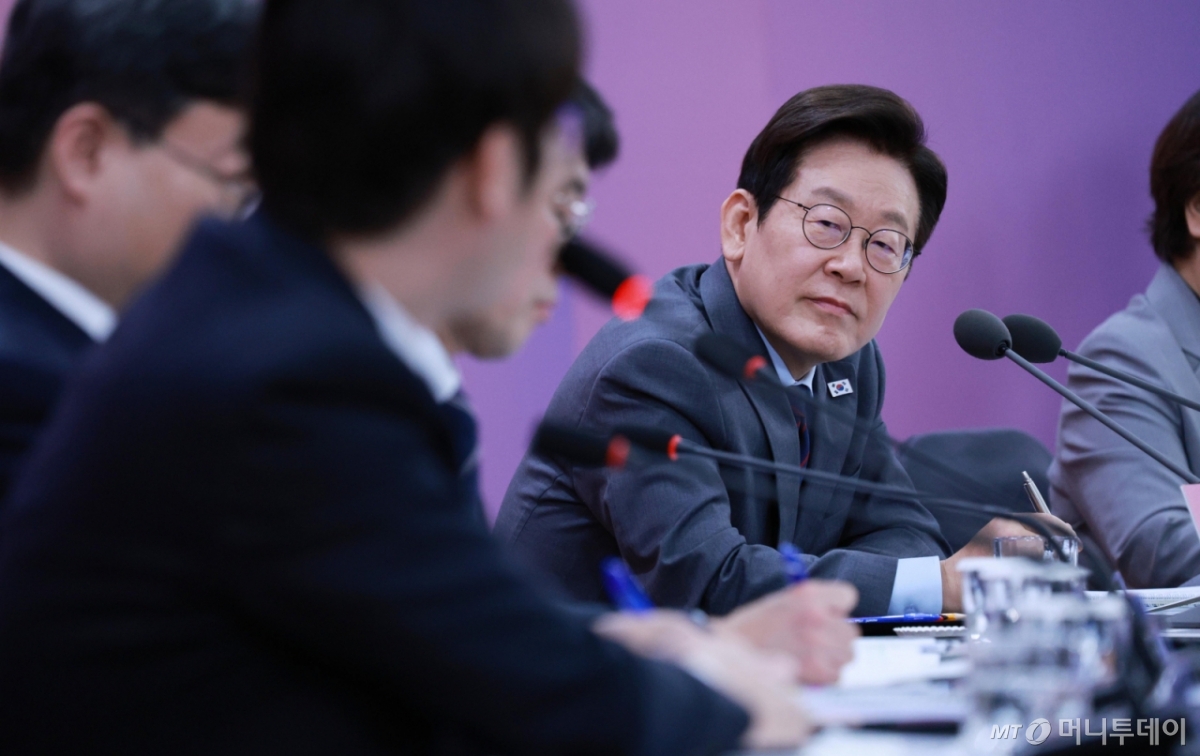 [대구=뉴시스] 고범준 기자 = 이재명 대통령이 24일 대구광역시 북구 엑스코에서 열린 '대구의 마음을 듣다' 타운홀 미팅에서 하정우 AI미래기획수석의 발언을 듣고 있다. 2025.10.24. bjko@newsis.com /사진=고범준