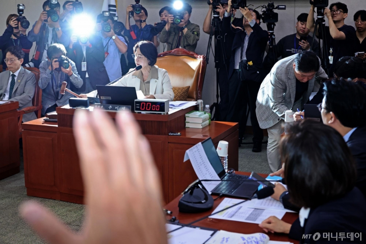 [서울=뉴시스] 김금보 기자 = 추미애 국회 법제사법위원회 위원장이 16일 서울 여의도 국회에서 열린 법제사법위원회 국정감사에서 전날 진행된 현장 국정감사와 관련해 긴급 회의를 하기위해 감사 중지를 선포하고 있다. 2025.10.16. kgb@newsis.com /사진=김금보