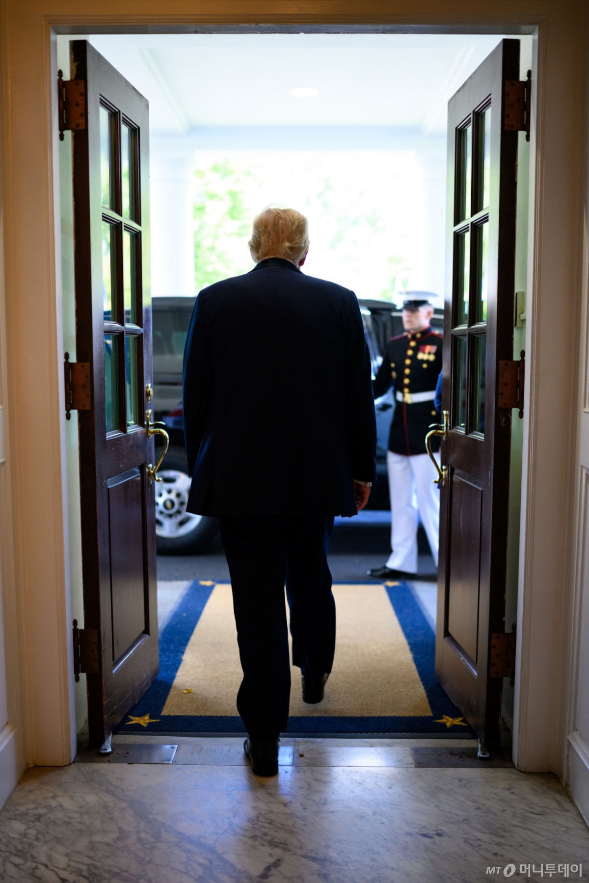 (워싱턴=뉴스1) 류정민 특파원 = 지난 8월 25일(현지시간) 도널드 트럼프 대통령이 이재명 대통령을 영접하기 위해 워싱턴DC 백악관 웨스트윙 입구를 나서고 있다. 2025.08.31.(백악관 제공. 재판매 및 DB금지)  Copyright © 뉴스1. All rights reserved. 무단 전재 및 재배포,  AI학습 이용 금지. /사진=(워싱턴=뉴스1) 류정민 특파원