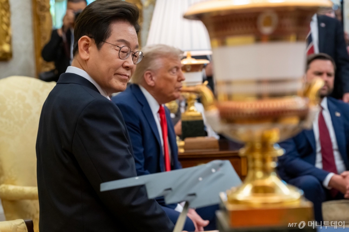 [서울=뉴시스]  이재명 대통령이 지난 8월 25일(현지 시간) 미국 워싱턴DC 백악관에서 도널드 트럼프 미국 대통령과 한미 정상회담을 하고 있는 가운데 B-2 스텔스기 모형을 바라보고 있다. (사진=백악관 제공) 2025.09.02. photo@newsis.com *재판매 및 DB 금지 /사진=