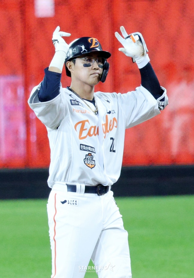 2025 KBO리그 플레이오프 5차전 한화 이글스 대 삼성 라이온즈전이 24일 대전 한화생명 볼파크에서 열렸다. 한화 채은성이 5회초 무사 2,3루에서 2타점 적시타를 날리고 출루한 후 세리머니를 하고 있다. /사진=김진경 대기자