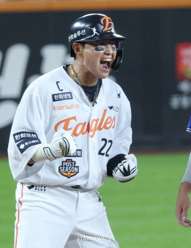 2025 KBO리그 플레이오프 5차전 한화 이글스 대 삼성 라이온즈전이 24일 대전 한화생명 볼파크에서 열렸다. 한화 채은성이 3회말 1사 1,3루에서 1타점 우월 2루타를 날리고 2루에서 세이프되고 있다. 상대 실책에 3루까지 뛰어 출루한 후 포효하고 있다. /사진=김진경 대기자
