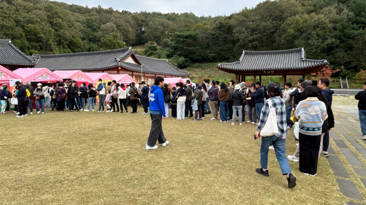 '2025 김천김밥축제' 삼성증권 부스 앞에 26일 오전 축제 참가자들이 긴 줄을 만들고 있다. /사진 제공= 삼성증권