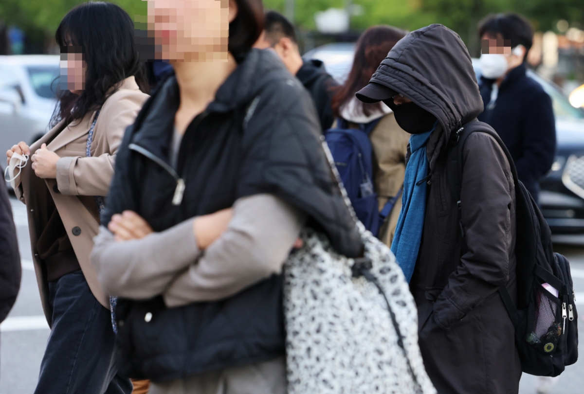 서울 최저 기온이 4.8도를 기록하는 등 때이른 초겨울 추위가 기승을 부린 지난 21일 오전 서울 광화문 네거리에서 시민들이 몸을 움츠린 채 출근길 발걸음을 재촉하고 있다. /사진=뉴스1