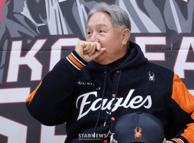 김경문 한화 이글스 감독이 26일 서울 잠실야구장에서 열리는 한국시리즈 1차전에 앞서 취재진과 인터뷰에 임하고 있다. /사진=깁진경 대기자