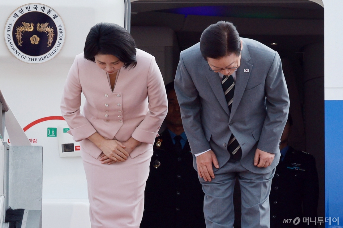 [성남=뉴시스] 고범준 기자 = 이재명 대통령과 김혜경 여사가 말레이시아 쿠알라룸푸르에서 열리는 아세안 정상회의에 참석하기 위해 26일 경기 성남 서울공항에 도착해 공군 1호기에 탑승해 인사하고 있다. 2025.10.26. bjko@newsis.com /사진=고범준