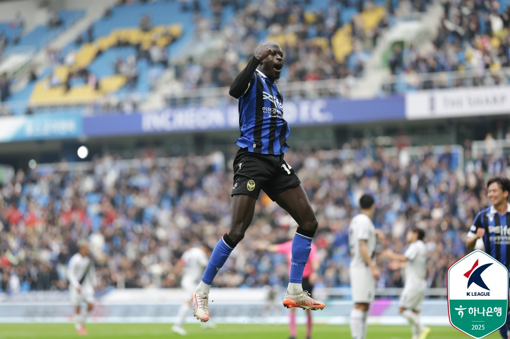 인천 유나이티드 바로우가 26일 인천축구전용경기장에서 열린 하나은행 K리그2 2025 36라운드 경남FC전에서 팀의 세 번째 골을 터뜨린 뒤 골 세리머니를 하고 있다. /사진=한국프로축구연맹 제공