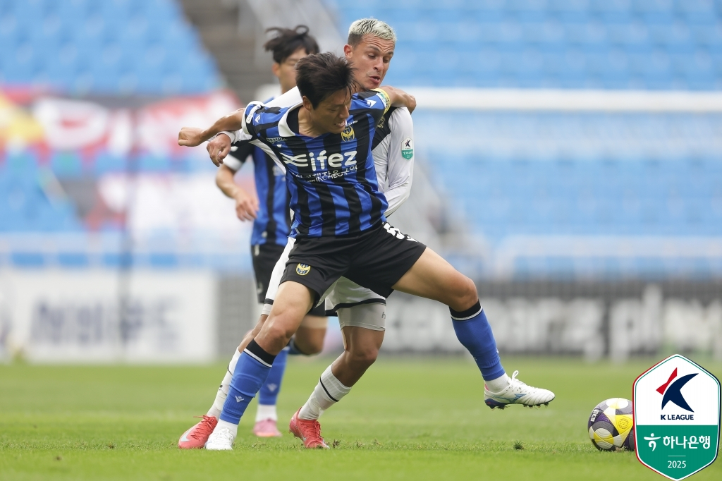 인천 유나이티드 이명주(왼쪽)와 경남FC 헤난이 26일 인천축구전용경기장에서 열린 하나은행 K리그2 2025 36라운드에서 치열한 볼 경합을 펼치고 있다. /사진=한국프로축구연맹 제공
