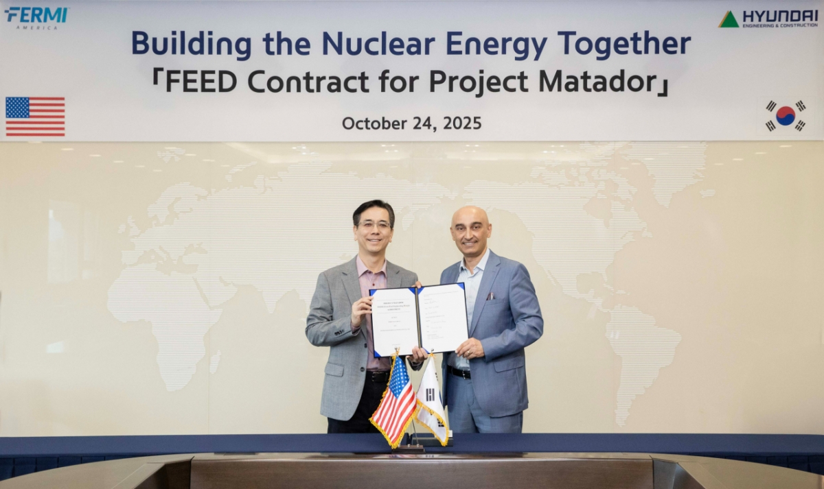 이한우 현대건설 대표(왼쪽)와 메수트 우즈만 페르미 뉴클리어 대표(오른쪽)가 서울 종로구 현대건설 본사 사옥에서 ‘복합 에너지 및 인공지능(AI) 캠퍼스 내 대형원전 기본설계 용역 계약’을 체결한 후 기념사진을 촬영하고 있다./사진제공=현대건설