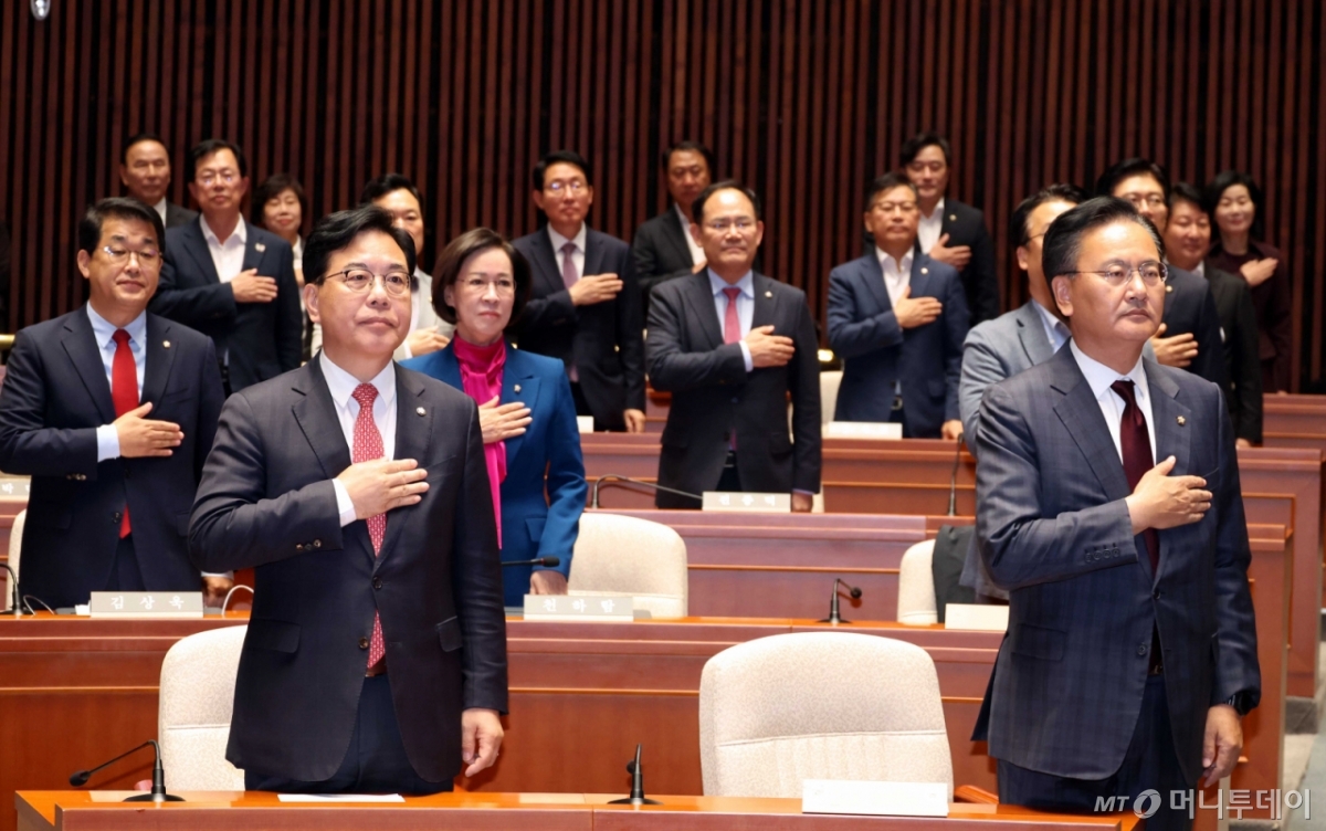 [서울=뉴시스] 조성봉 기자 = 송언석 국민의힘 원내대표와 유상범 원내운영수석부대표가 26일 오후 서울 여의도 국회에서 열린 의원총회에서 국민의례를 하고 있다. 2025.10.26. suncho21@newsis.com /사진=조성봉