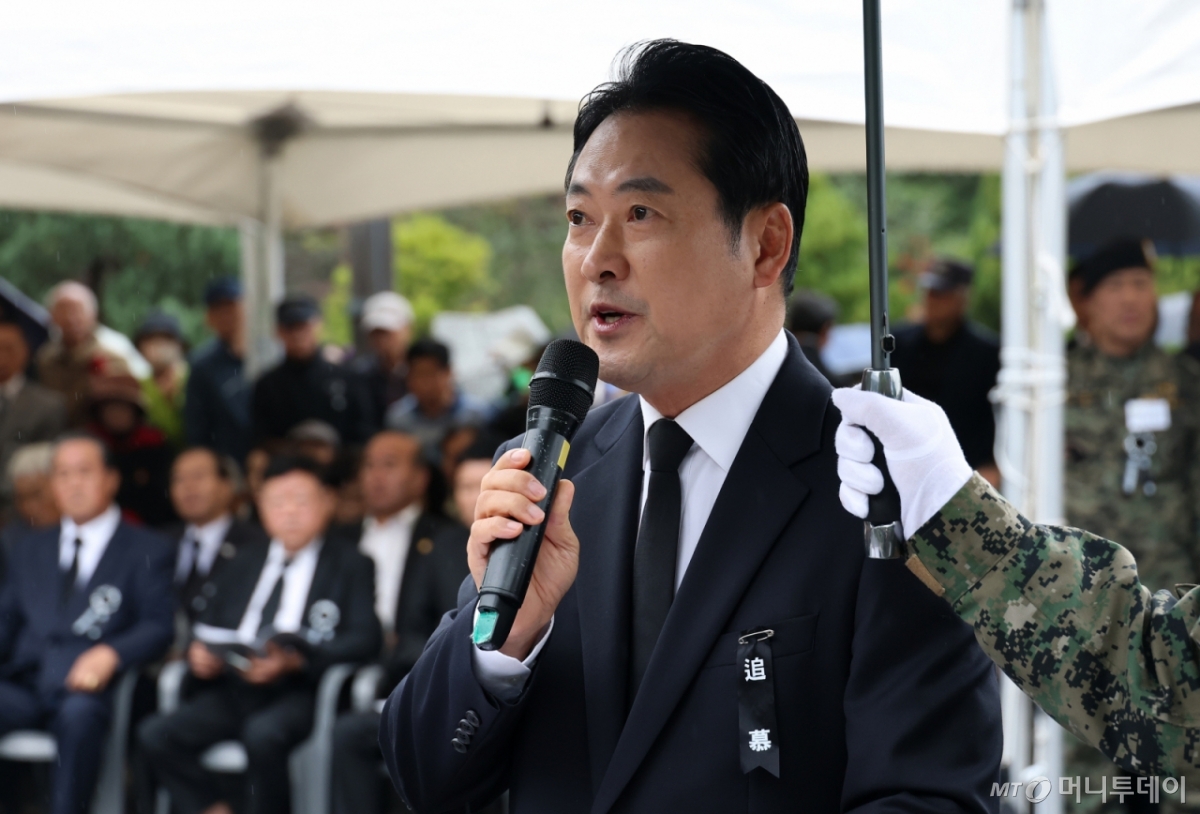 [서울=뉴시스] 박주성 기자 = 26일 서울 동작구 국립서울현충원 故 박정희 전 대통령 묘역에서 열린 박 전 대통령 서거 46주기 추모식에서 장동혁 국민의힘 대표가 추모사를 하고 있다. 2025.10.26. (공동취재). 2025.10.26. photo@newsis.com /사진=박주성