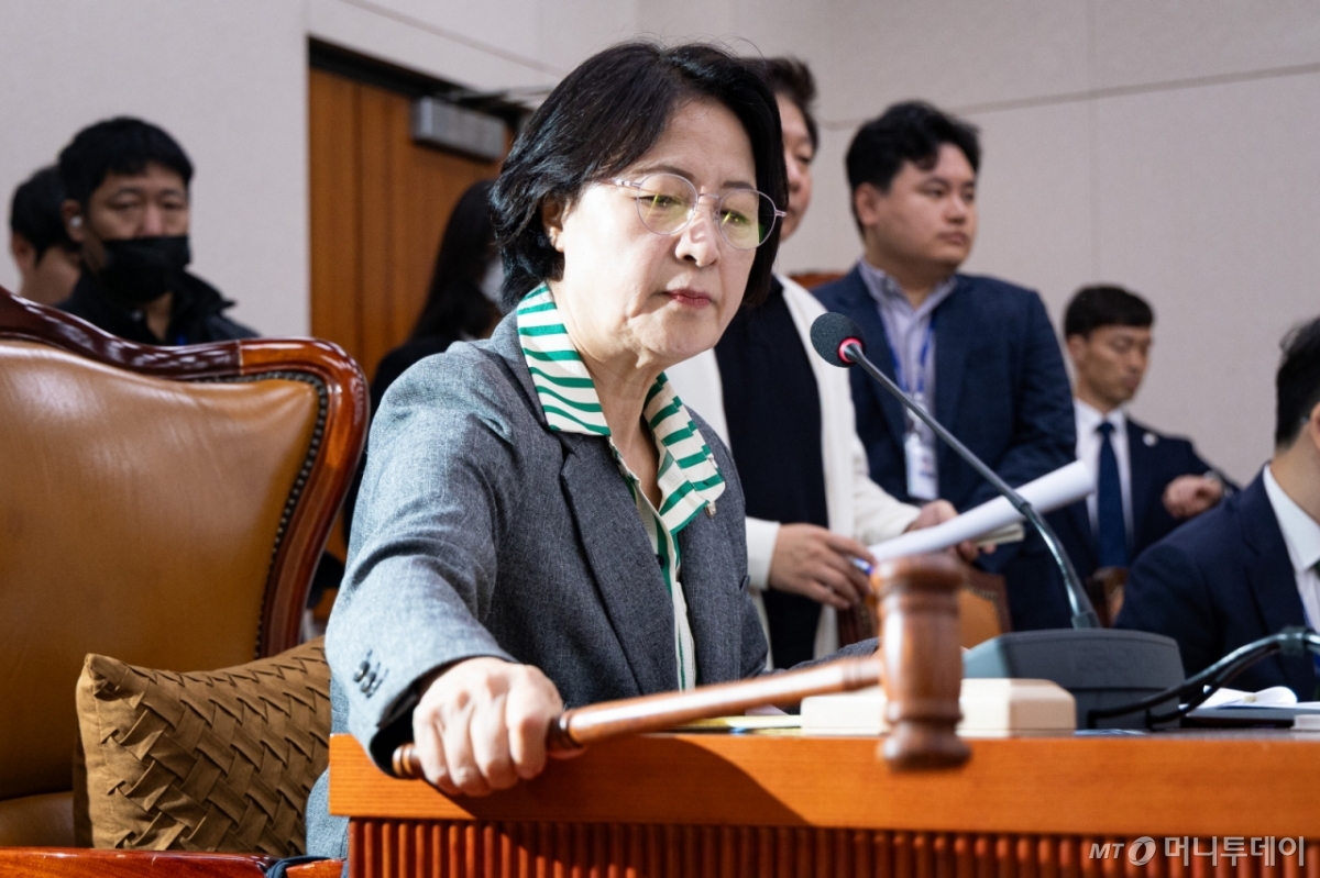 (서울=뉴스1) 유승관 기자 = 추미애 국회 법제사법위원장이 20일 서울 여의도 국회 법제사법위원회에서 열린 서울고법·서울중앙지법 등에 대한 국정감사에서 감사개시를 선언하고 있다. 2025.10.20/뉴스1  Copyright © 뉴스1. All rights reserved. 무단 전재 및 재배포,  AI학습 이용 금지. /사진=(서울=뉴스1) 유승관 기자