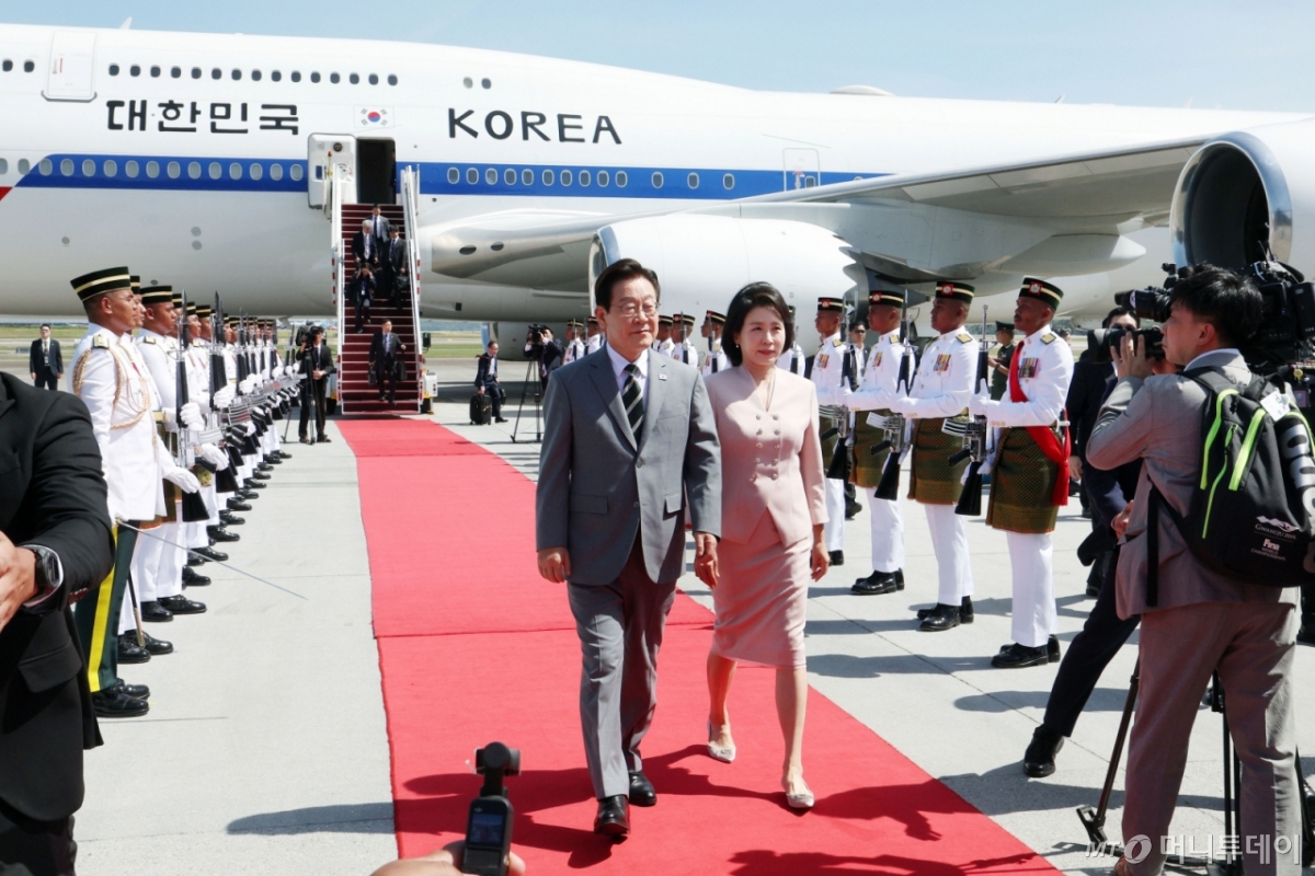 [쿠알라룸푸르=뉴시스] 고범준 기자 = 아세안 정상회의에 참석하는 이재명 대통령과 김혜경 여사가 26일(현지 시간) 말레이시아 쿠알라룸푸르 국제공항에 도착해 이동하고 있다. 2025.10.26. bjko@newsis.com /사진=고범준