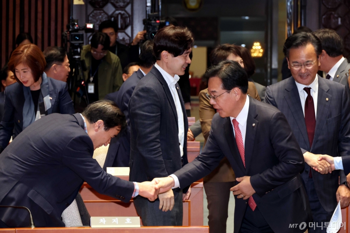 [서울=뉴시스] 조성봉 기자 = 송언석 국민의힘 원내대표가 26일 오후 서울 여의도 국회에서 열린 의원총회에서 김종양(왼쪽) 의원과 악수를 하고 있다. 2025.10.26. suncho21@newsis.com /사진=조성봉