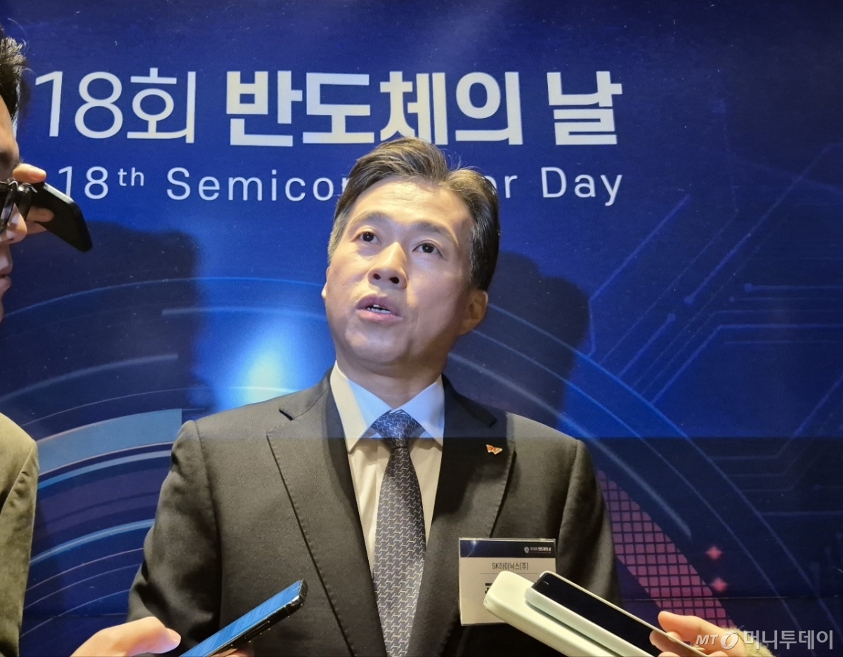 곽노정 SK하이닉스 대표이사 사장이 지난 22일 강남구 그랜드 인터컨티넨탈 서울 파르나스에서 열린 제18회 반도체의 날 행사에 참석하기 전 기자들과 질의응답을 하고 있다. /사진=뉴스1 