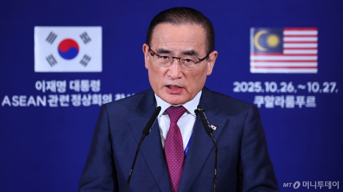 [쿠알라룸푸르=뉴시스] 고범준 기자 = 위성락 국가안보실장이 26일(현지 시간) 말레이시아 쿠알라룸푸르의 한 호텔에 마련된 한국 기자단 프레스센터에서 아세안 정상회의 관련 브리핑을 하고 있다. 2025.10.26. bjko@newsis.com /사진=