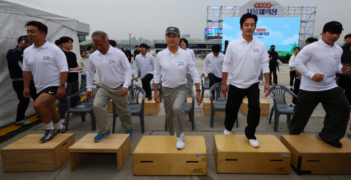 오세훈 서울시장(가운데)과 참석자들이 26일 서울 여의도 한강공원에서 열린 '9988 서울체력장'에서 체력측정을 하고 있다. /사진=뉴시스