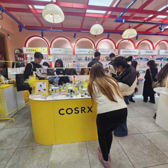 영국 런던 소재 K뷰티 편집숍인 '모이다'에 마련된 코스알엑스 팝업 매장에서 제품을 살펴보는 고객들의 모습 /사진=조한송 기자 