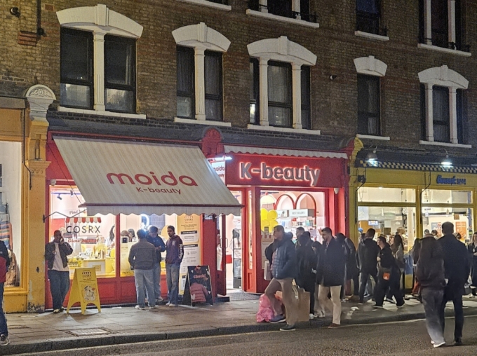 영국 런던 채링 크로스 거리에 위치한 K뷰티 편집숍 매장 모이다와 한식당 '분식' 집의 모습/사진=조한송 