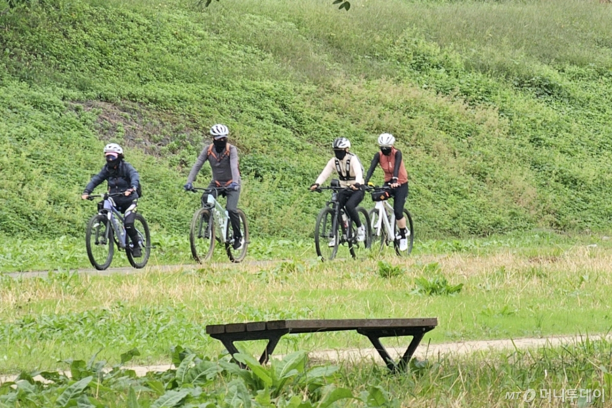 (포항=뉴스1) 최창호 기자 = 19일 오후 경북 포항시 남구 연일읍 형산강 둘레길에서 자전거를 탄 시민들이 가을을 만끽하고 있다. 2025.10.19/뉴스1 Copyright © 뉴스1. All rights reserved. 무단 전재 및 재배포, AI학습 이용 금지. /사진=(포항=뉴스1) 최창호 기자