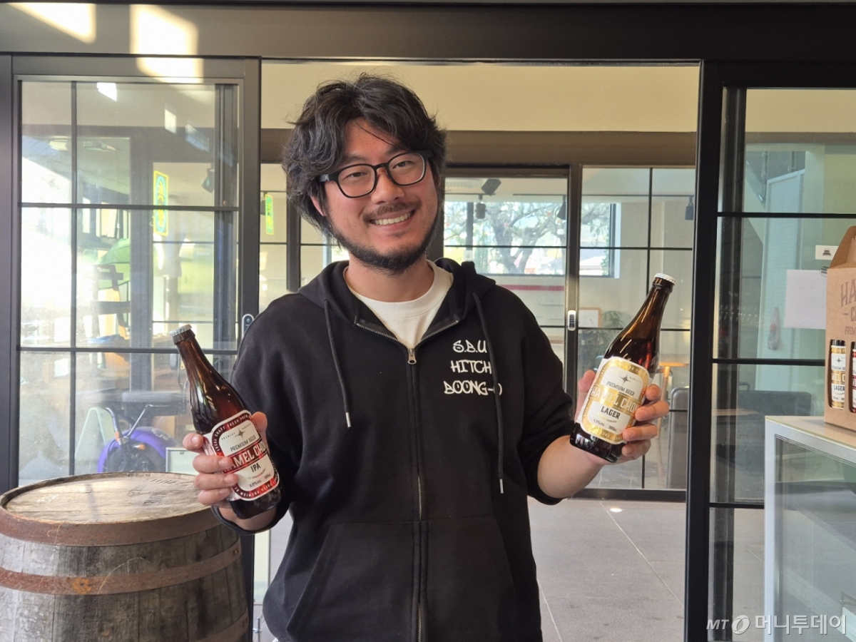 김휘은 ABBF 대표가 지난 22일 하멜맥주를 들어보이고 있다. /사진=이수현