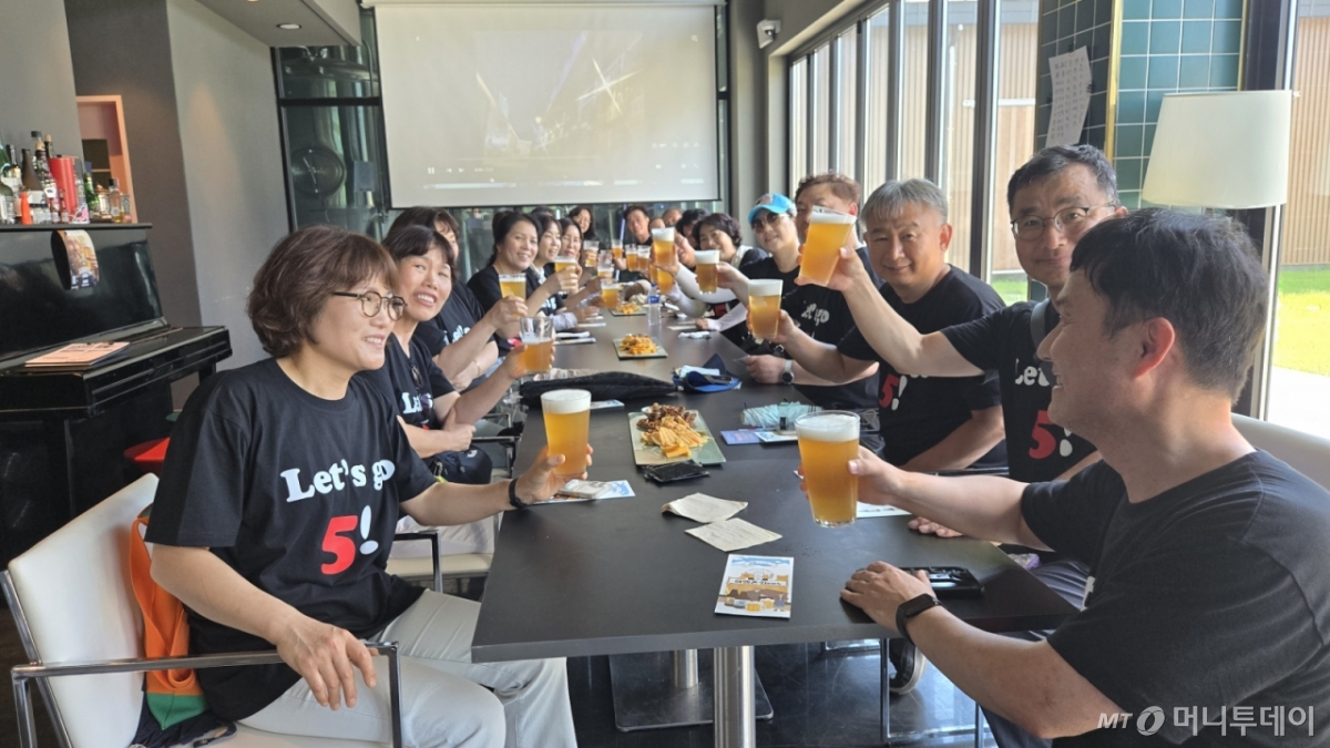 관갱객들이 조선시대에 네덜란드인 하멜이 7년간 머물렀던 마을이라는 스토리가 담긴 '하멜맥주'를 즐기고 있다. /사진=김휘은 대표 제공