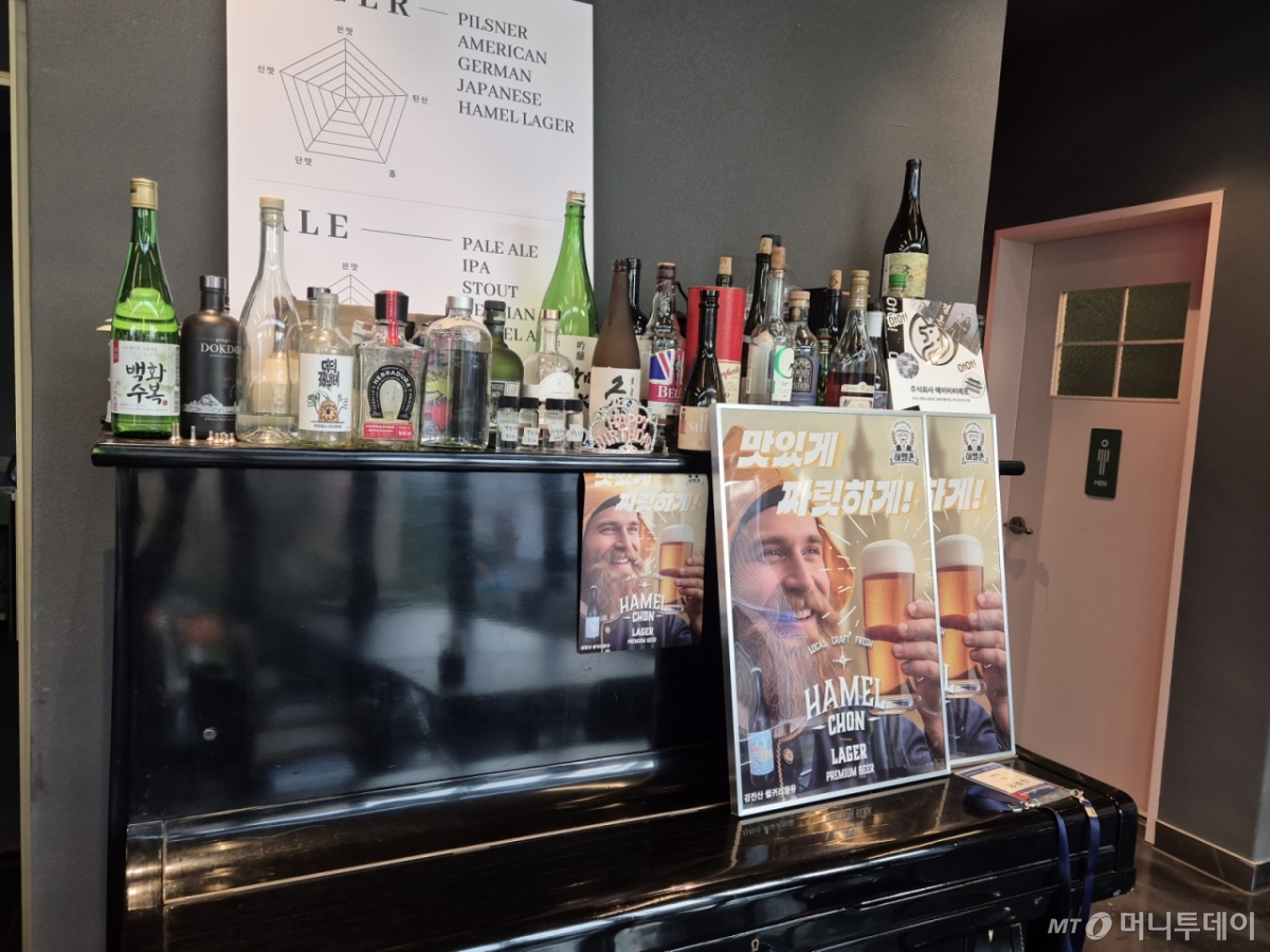 전남 강진군 병영면에서 막걸리 '코리안화이트'와 '하멜맥주'를 제조해 판매하는 김휘은 ABBF대표의 펍 내부 전경. /사진=이수현