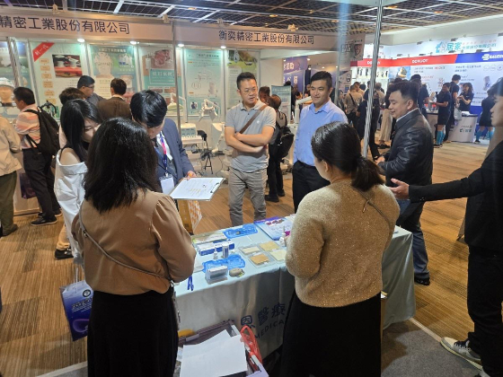 제88회 대만정형외과학회(TOA)에서 참관객이 셀루메드 제품을 둘러보고 있다./사진제공=셀루메드