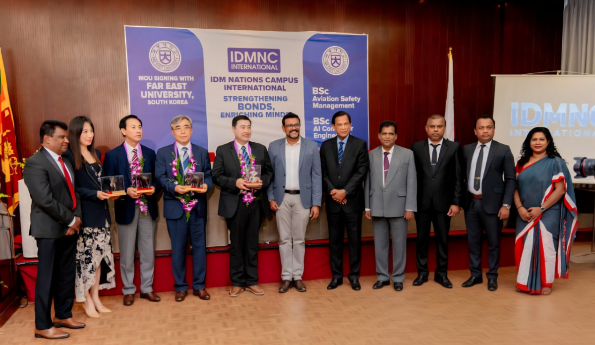 '항공안전관리학과 입학식'에 참석한 극동대와 IDMNC, 현지 관계자들이 기념촬영하고 있다./사진제공=극동대