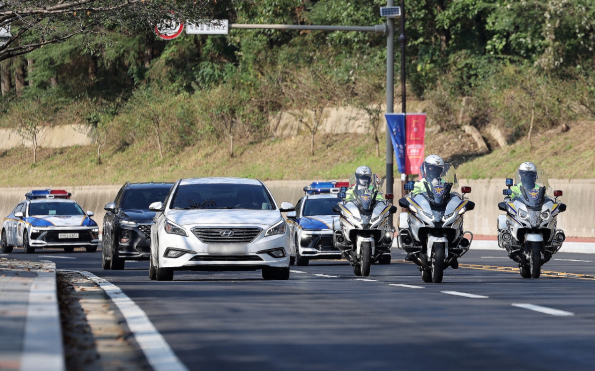  2025 아시아태평양경제협력체(APEC) 정상회의 주간 시작을 하루 앞둔 26일 경북 경주 시내에서 경찰이 경찰차와 사이드카를 동원해 모터케이드 기동 경호 훈련을 하고 있다./사진=뉴시스.