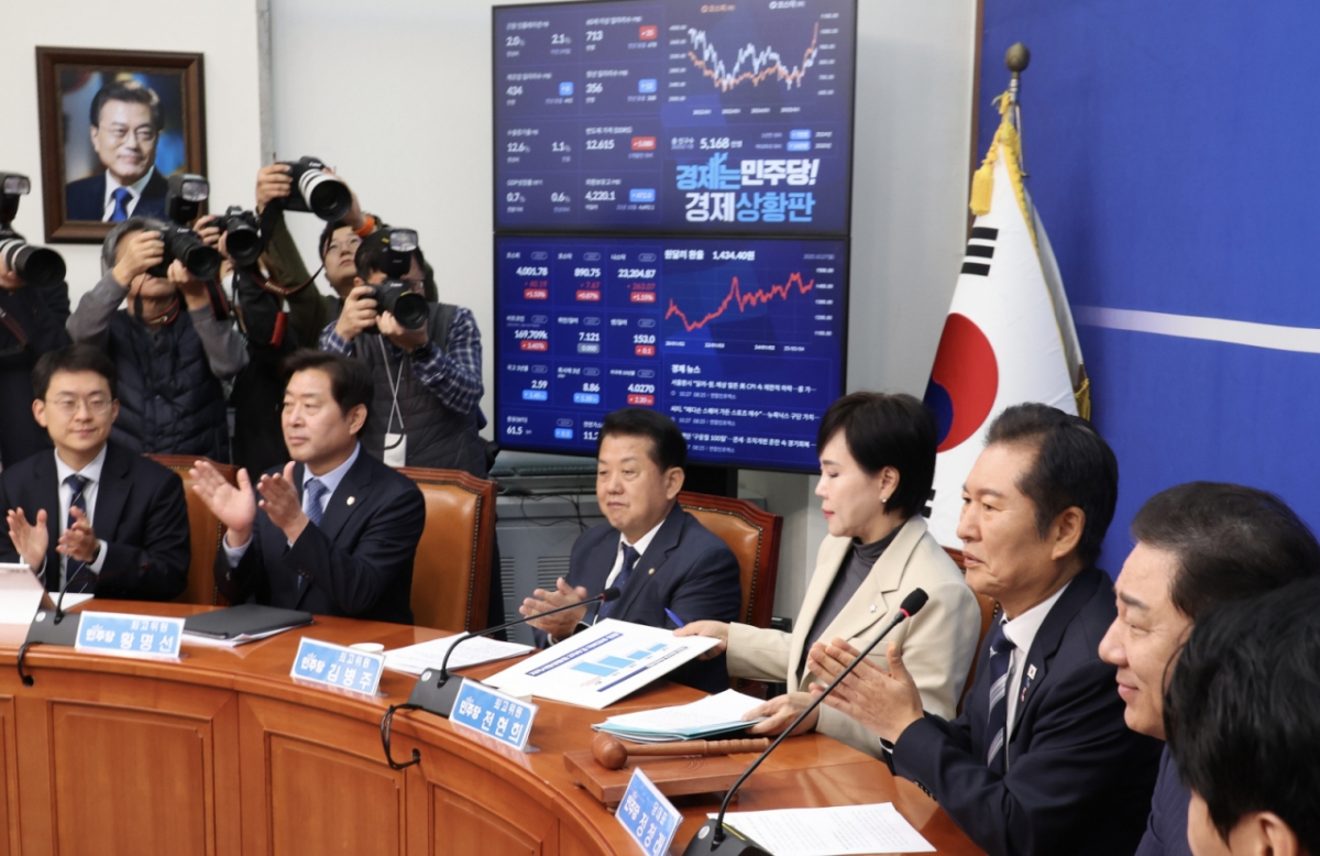 [서울=뉴시스] 조성봉 기자 =  정청래 더불어민주당 대표와 최고위원들이 27일 오전 서울 여의도 국회에서 열린 최고위원회의에서 코스피 4000선 돌파를 축하하며 박수를 치고 있다. 2025.10.27.suncho21@newsis.com /사진=조성봉