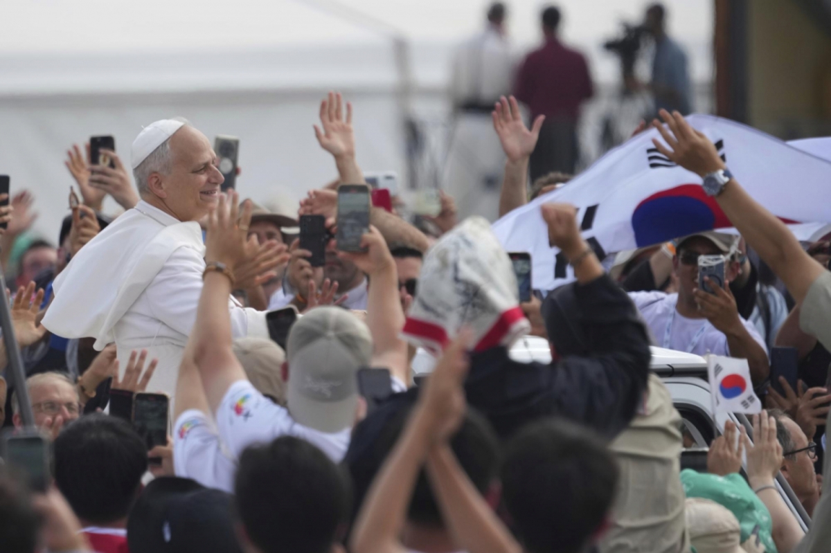  교황 레오 14세가 3일(현지 시간) 이탈리아 로마 외곽 토르 베르가타 광장에서 열린 '젊은이의 희년' 미사 집전을 마치고 행사장을 떠나는 동안 한국 청년 순례자들이 태극기를 흔들며 인사하고 있다. /사진 : 로마=AP/뉴시스] /사진=민경찬