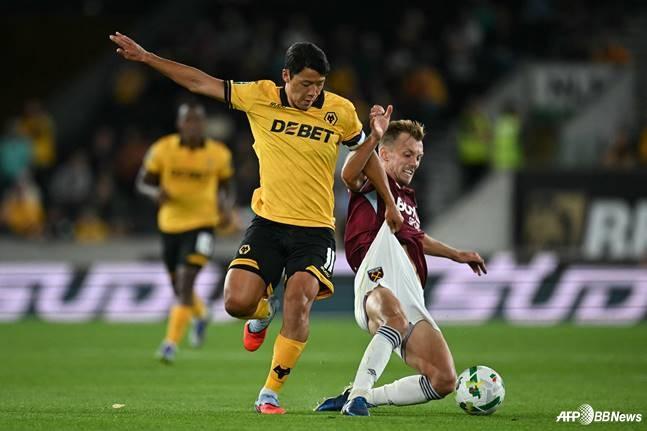 제임스 워드 프라우스(오른쪽)가 지난 8월 웨스트햄 유나이티드와 잉글랜드리그컵(EFL컵) 경기 중 황희찬에게 태클을 시도하고 있다. /AFPBBNews=뉴스1