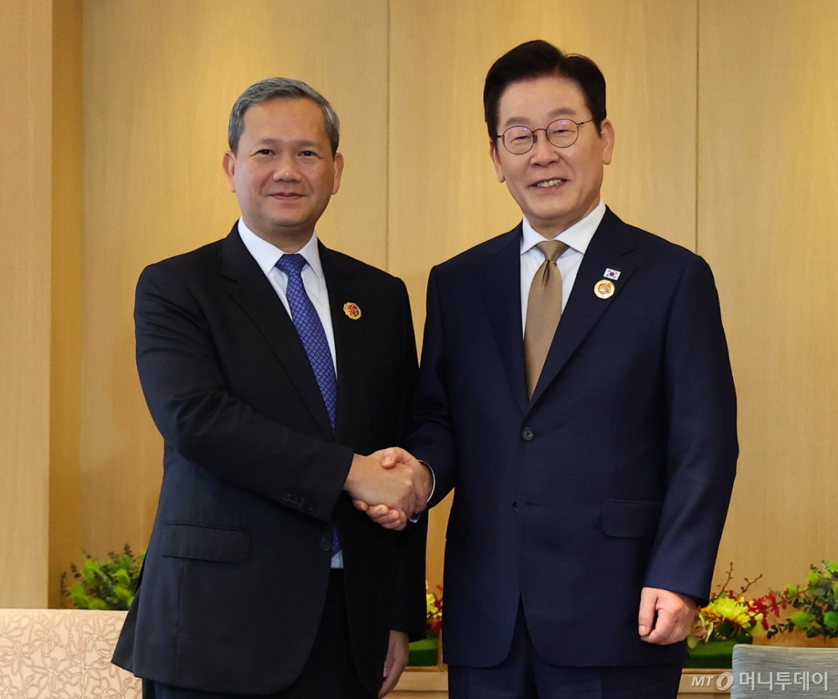 [쿠알라룸푸르=뉴시스] 고범준 기자 = 이재명 대통령과 훈 마네트 캄보디아 총리가 27일(현지 시간) 말레이시아 쿠알라룸푸르 한 호텔에서 정상회담에 앞서 기념촬영을 하고 있다. 2025.10.27. bjko@newsis.com /사진=최동준