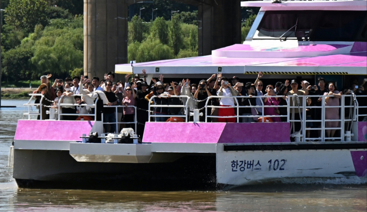 지난 9월 21일 한강버스에 탑승한 시민들. /사진=(서울=뉴스1)